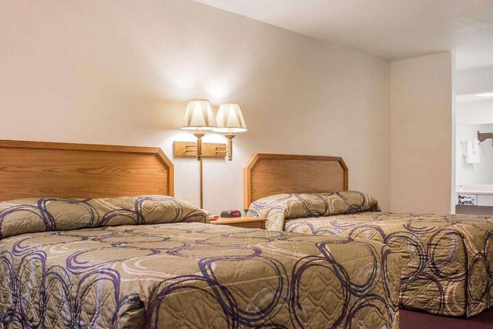 Room 10 of 28