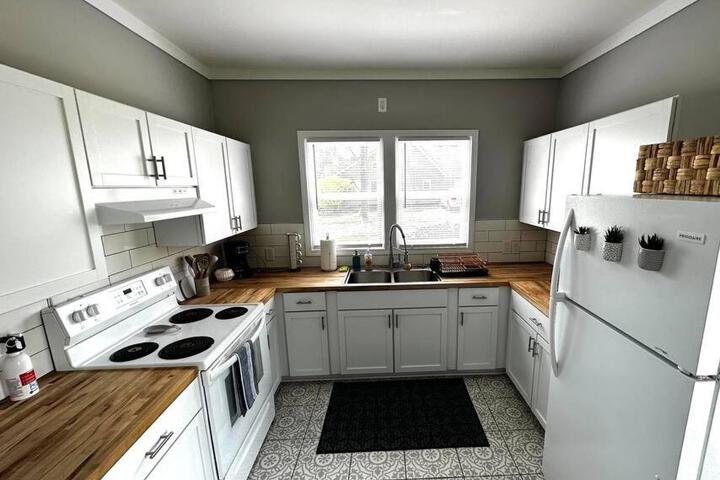 Mrs. Hughes Cottage - 2 bedroom House w / parking