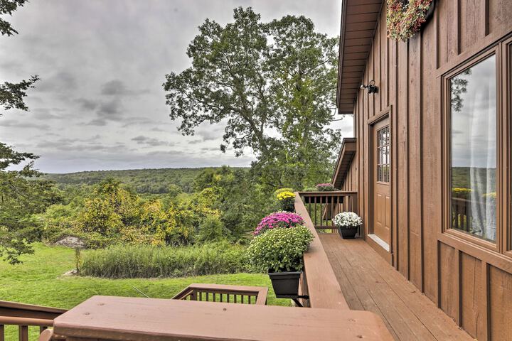 Private Guest House w / Deck + Spectacular Views!