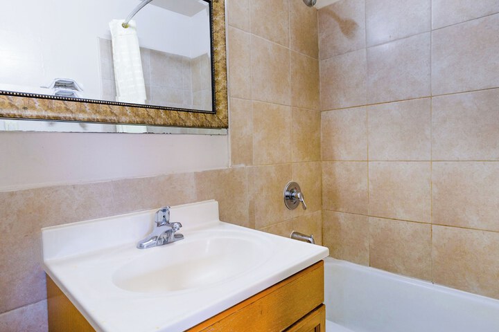 Manor Motel by OYO Near Oak Brook / Chicago Westchester