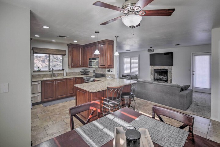 Parker Home on the Colorado River w / Views!