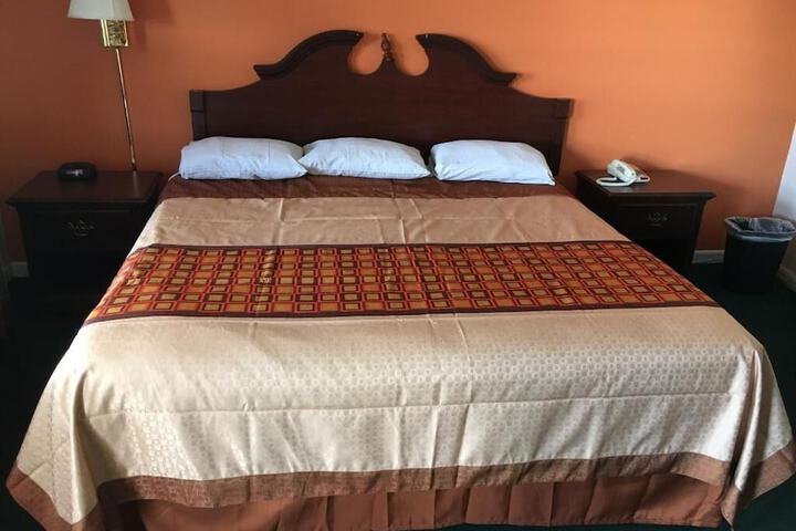 NASSAU HOLIDAY MOTEL