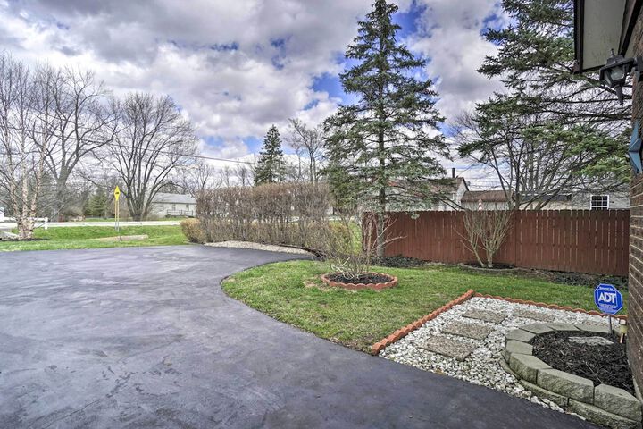 Delightful Tipp City Unit w / Covered Patio!