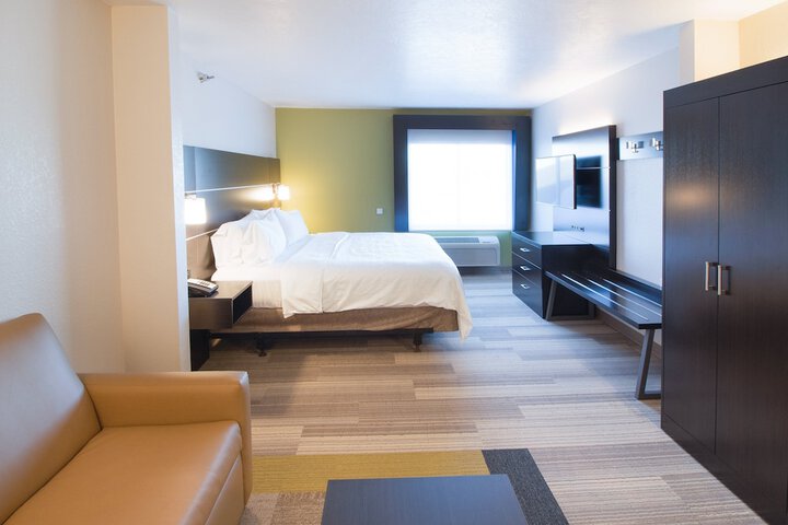 Holiday Inn Express & Suites Worthington by IHG
