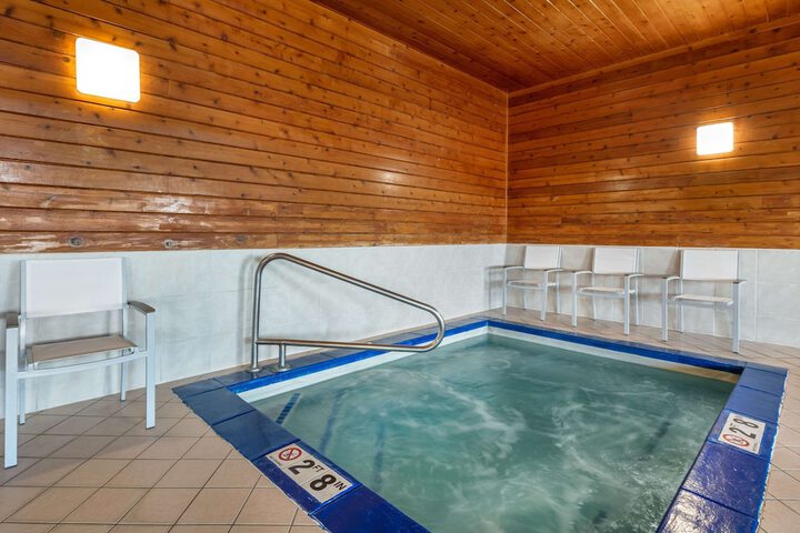 Country Inn & Suites by Radisson Watertown, SD