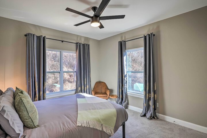 Charming Retreat w / Mtn Views: Walkable Location!