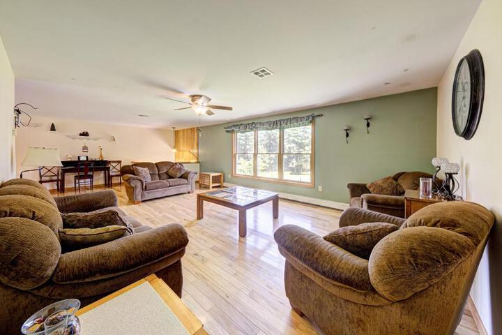 Southwoods Mountain Estate -private mansion pool, hottub+ 15 acres