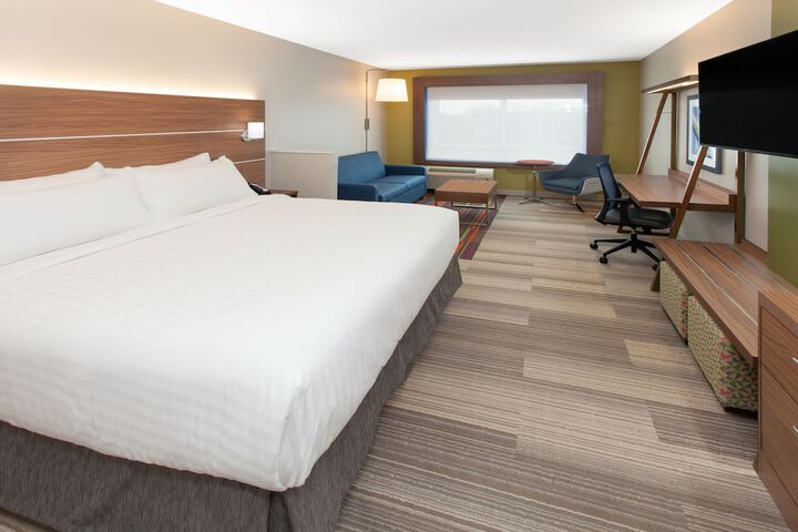 Holiday Inn Express and Suites Detroit / Sterling Heights by IHG