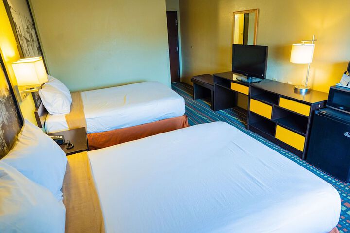 Room 5 of 8
