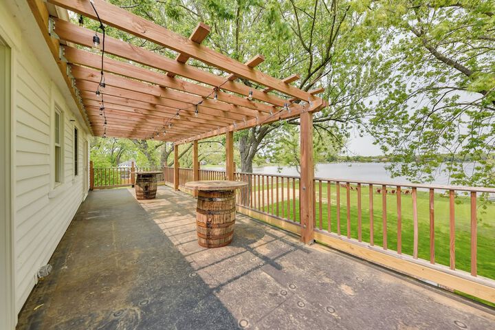 Pistakee Lake Estate w / Boat Dock & Hot Tub!