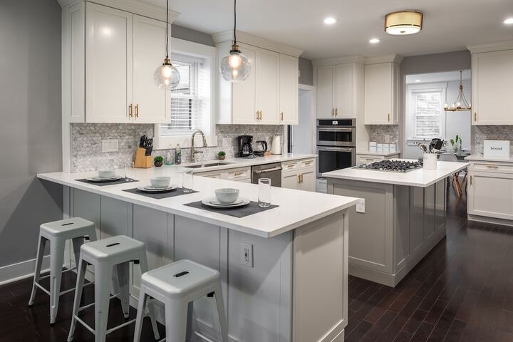 Retreat To Charming Contemporary Home in Stl