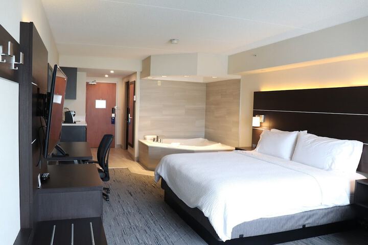 Holiday Inn Express & Suites Brampton by IHG