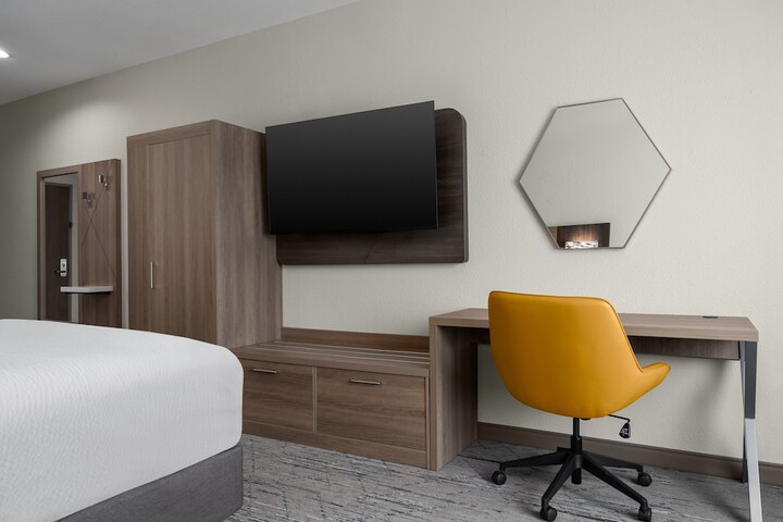 Holiday Inn Express & Suites Alexandria by IHG