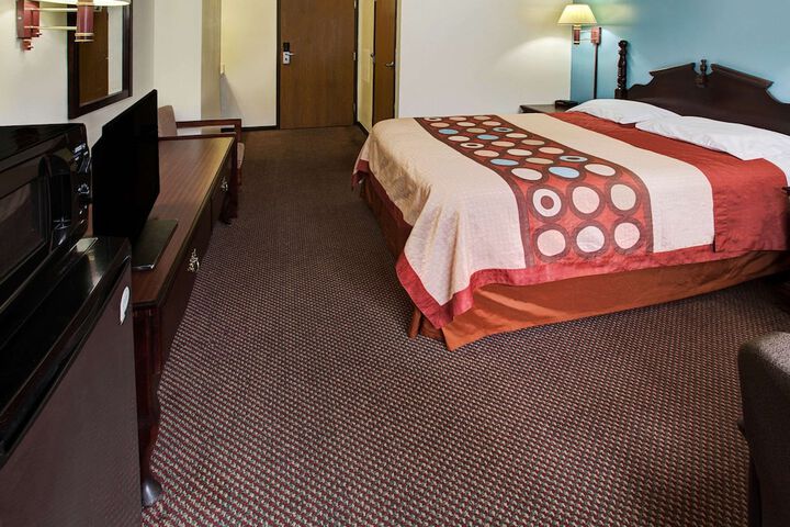 Super 8 by Wyndham Heath / Newark