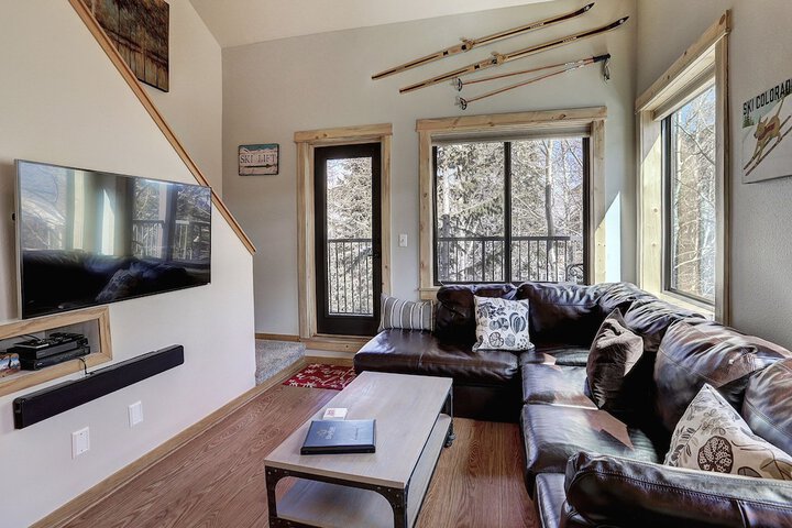 2759 Slopeside 1 Bedroom Condo by RedAwning