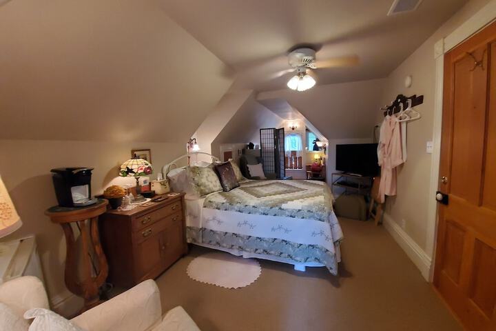 Historic Iron Horse Inn
