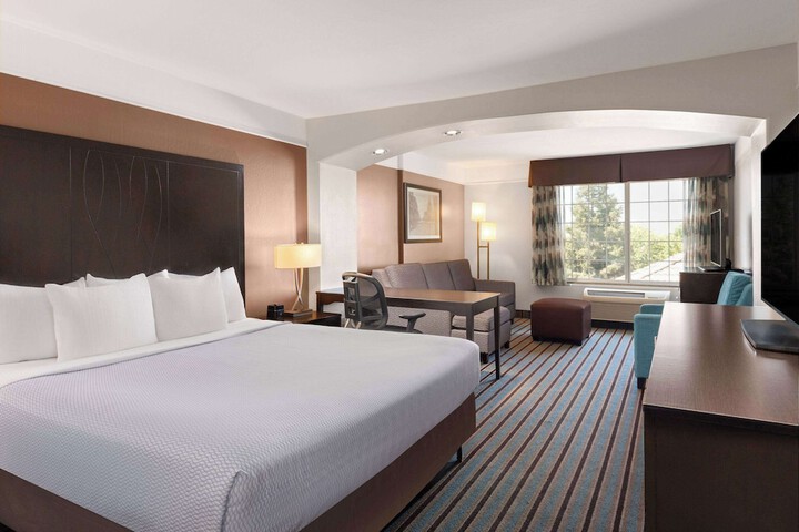 La Quinta Inn & Suites by Wyndham Bakersfield North