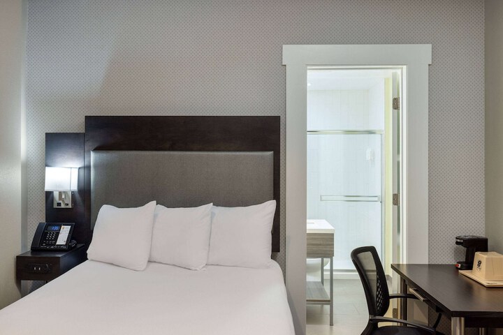 Room 25 of 37