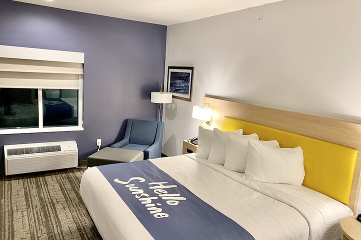 Days Inn & Suites by Wyndham Beaumont West / I-10 & Walden