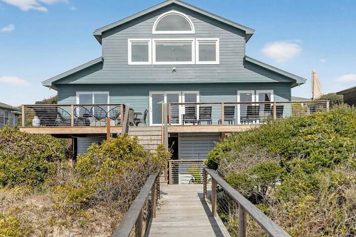 Lighthouse by Avantstay Beachfront View Home w / Pool Table & Ping Pong