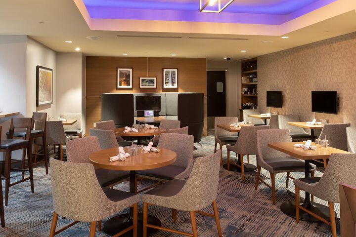 Lounge 103 of 112