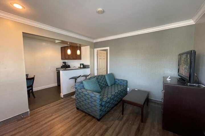 Hi View Inn & Suites