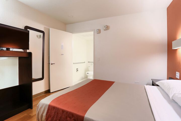Room 6 of 7