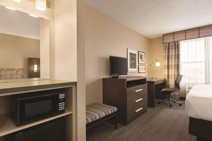 Country Inn & Suites by Radisson Forest Lake, MN