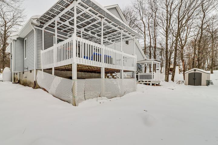Long Pond Home w / Private Hot Tub & Game Room