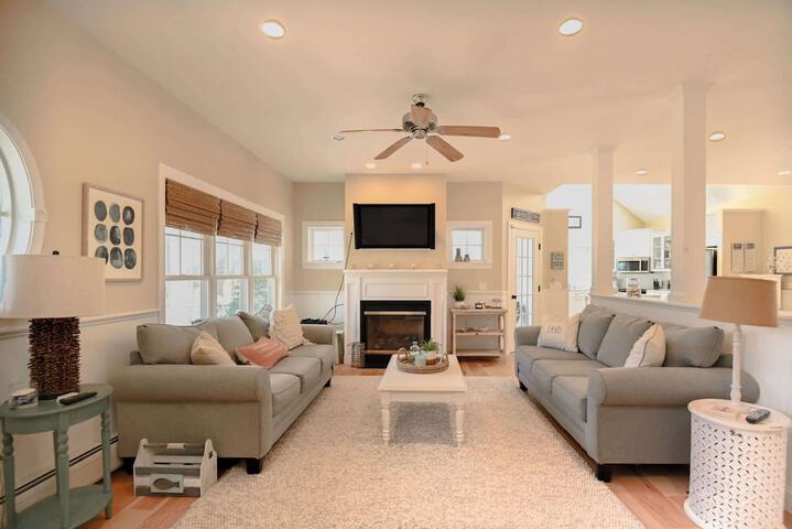 Stunning 5 Bdr Walk to York Harbor Beach!