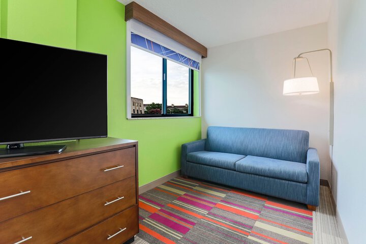Room 17 of 38