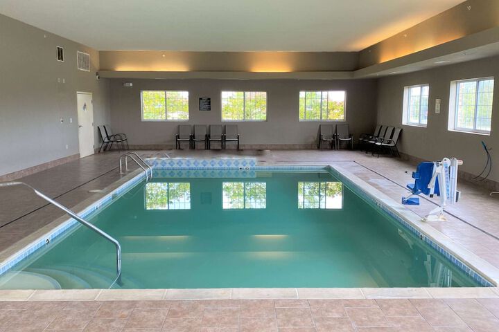 Super 8 by Wyndham Cedar Falls IA - University