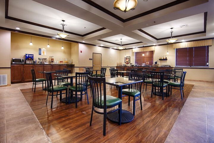 Best Western Plus Emory at Lake Fork Inn & Suites