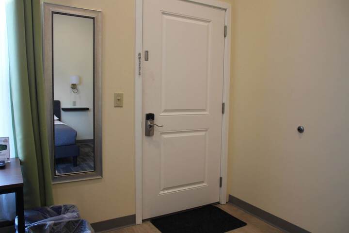 Room 6 of 18