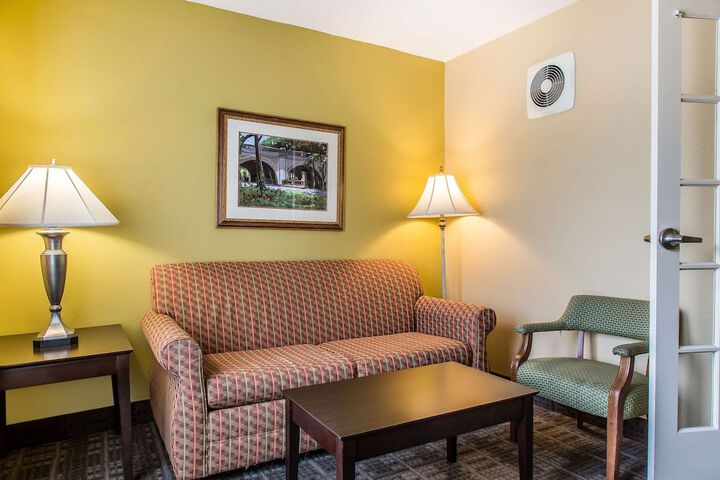 Room 32 of 49