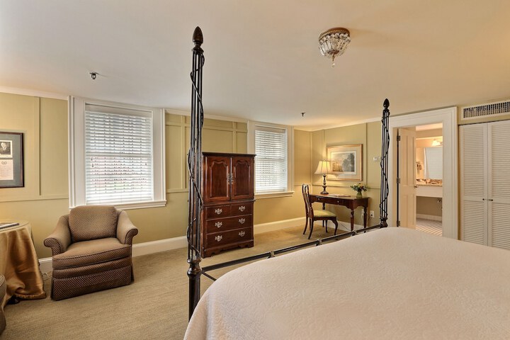 Room 27 of 170
