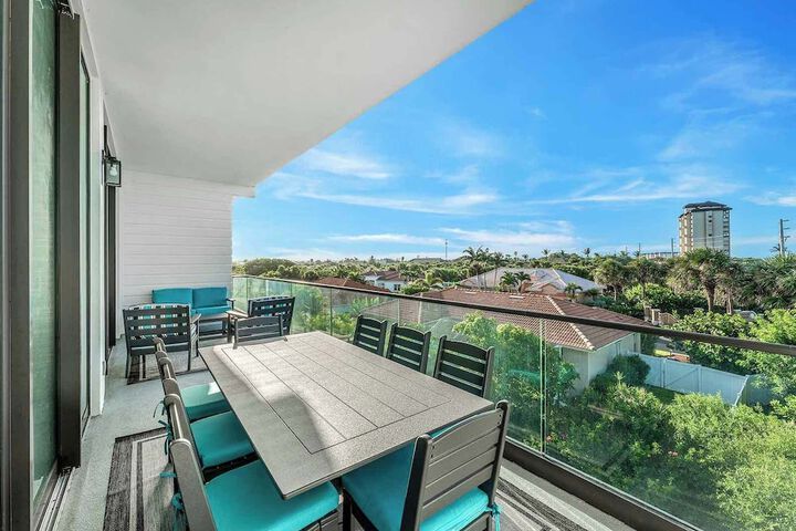 Harbor Island Beach Club Homes by Villatel
