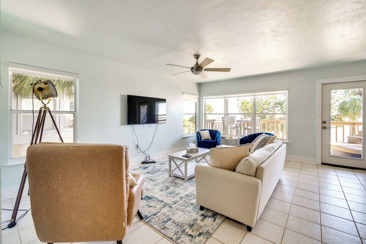 Cedar Key Condo w / Balcony & Gulf Views!