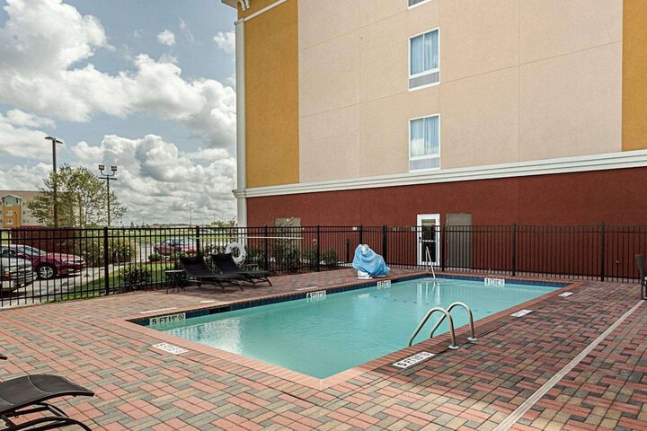 Comfort Suites near Tanger Outlet Mall