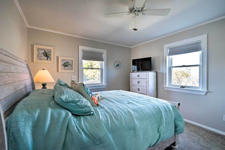 Carefree Coastal Getaway - Walk to Long Beach