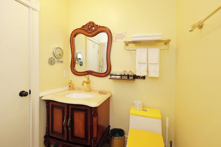 Room 169 of 252