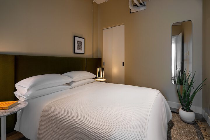 Room 35 of 142