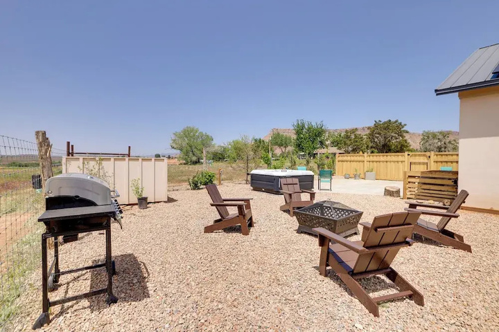 Hot Tub & Views: Modern Home 15 Mi to Zion NP