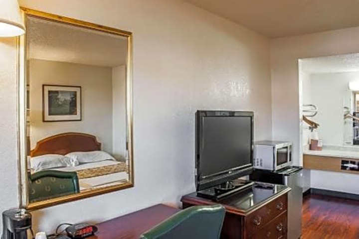 Rodeway Inn & Suites