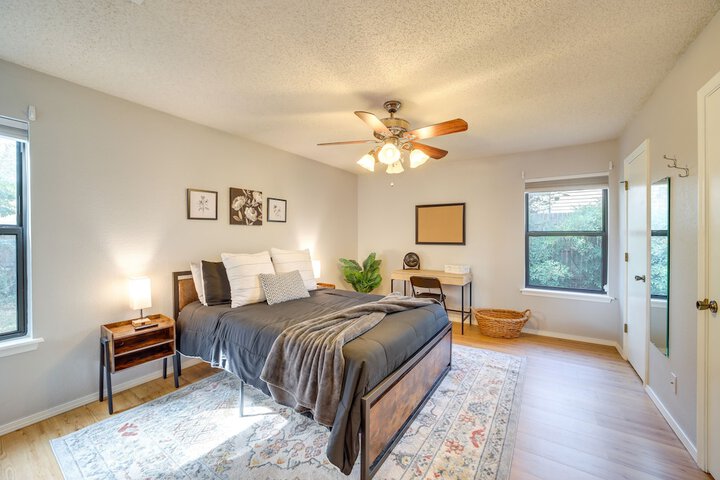 Family-friendly Broken Arrow Retreat w / Yard!