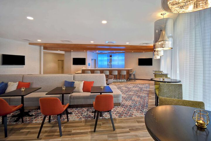 Lounge 28 of 32