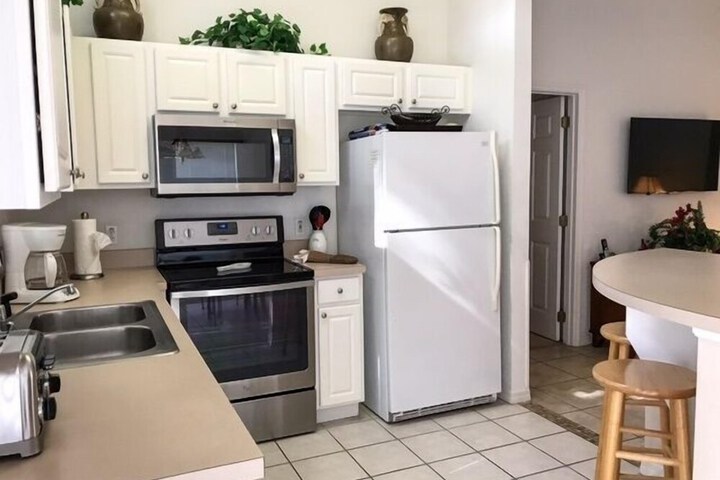 South Facing Pool For All Day Sun! 3 Bedroom Home by RedAwning