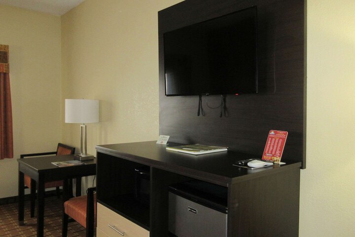 Quality Inn & Suites Benton Harbor - St. Joseph