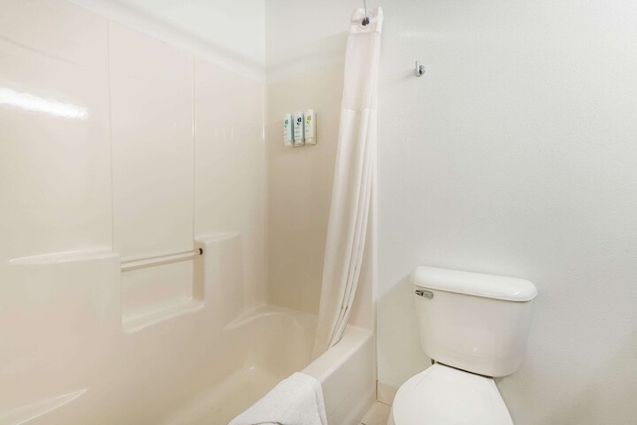 Country Inn & Suites by Radisson Watertown, SD