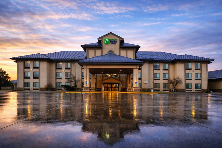 Holiday Inn Express & Suites Winner by IHG